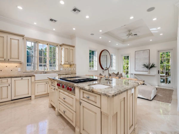 Luxury Vacation Residence in Palm Beach - Steps to Beach with Fire Place & Pool